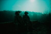 Combate Noturno: Técnicas de Movimento e Camuflagem em Baixa Visibilidade