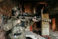Qual a diferença entre o alistamento obrigatório e o concurso militar de carreira?